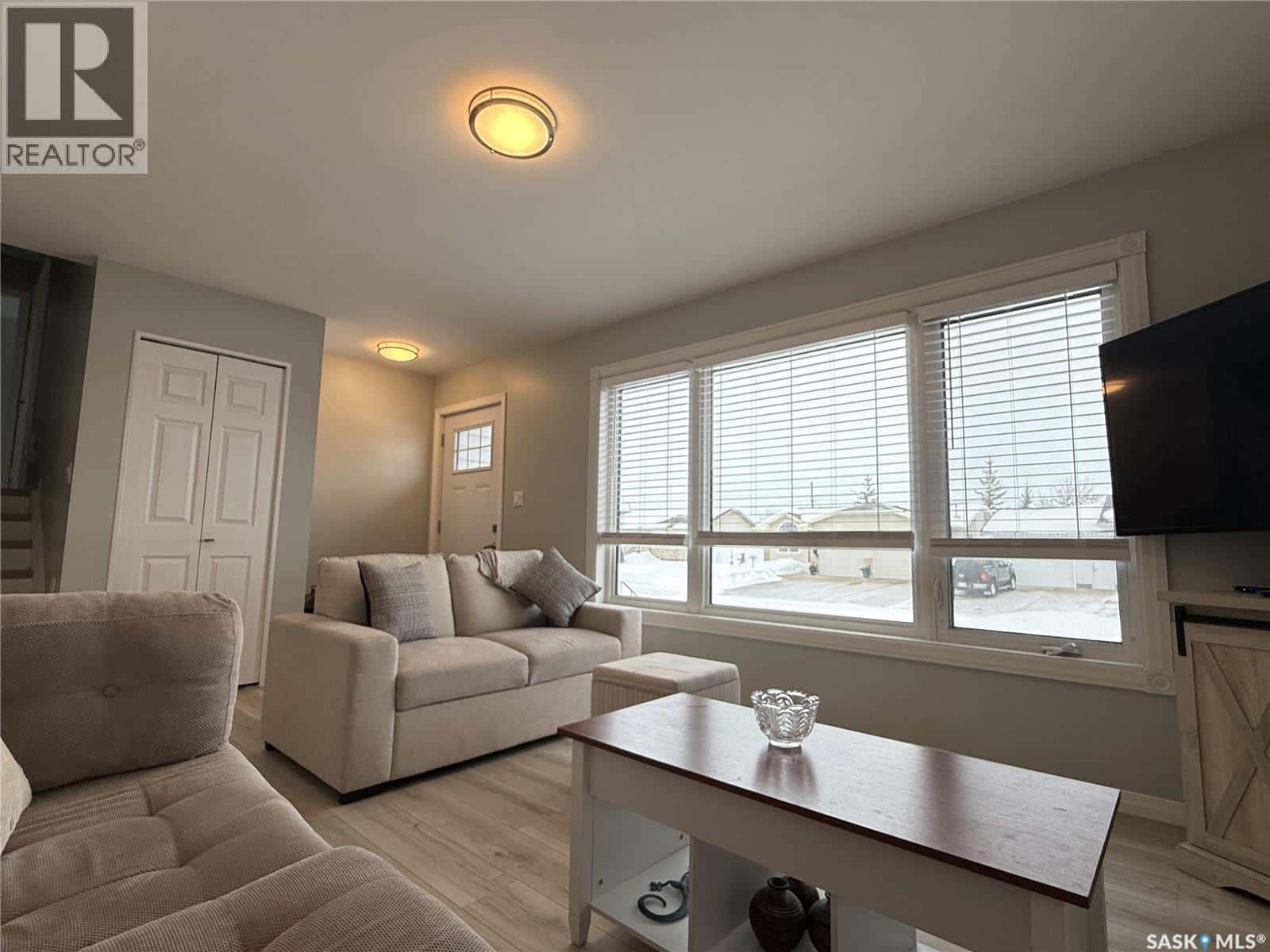 11 Quebec DRIVE — Melville, Saskatchewan - Photo 4 of 43