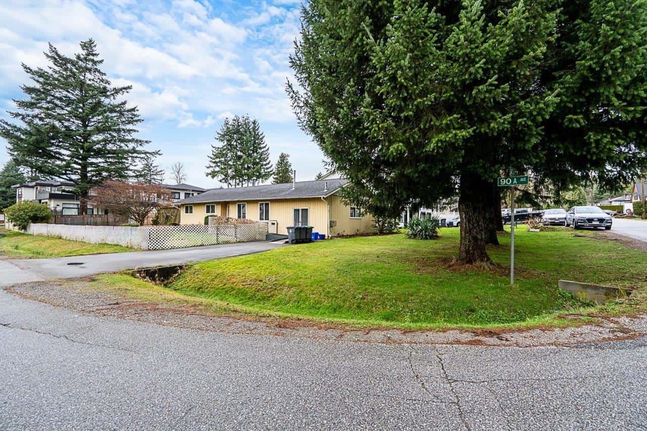 14747 90A AVENUE — Surrey, British Columbia - Photo 4 of 38