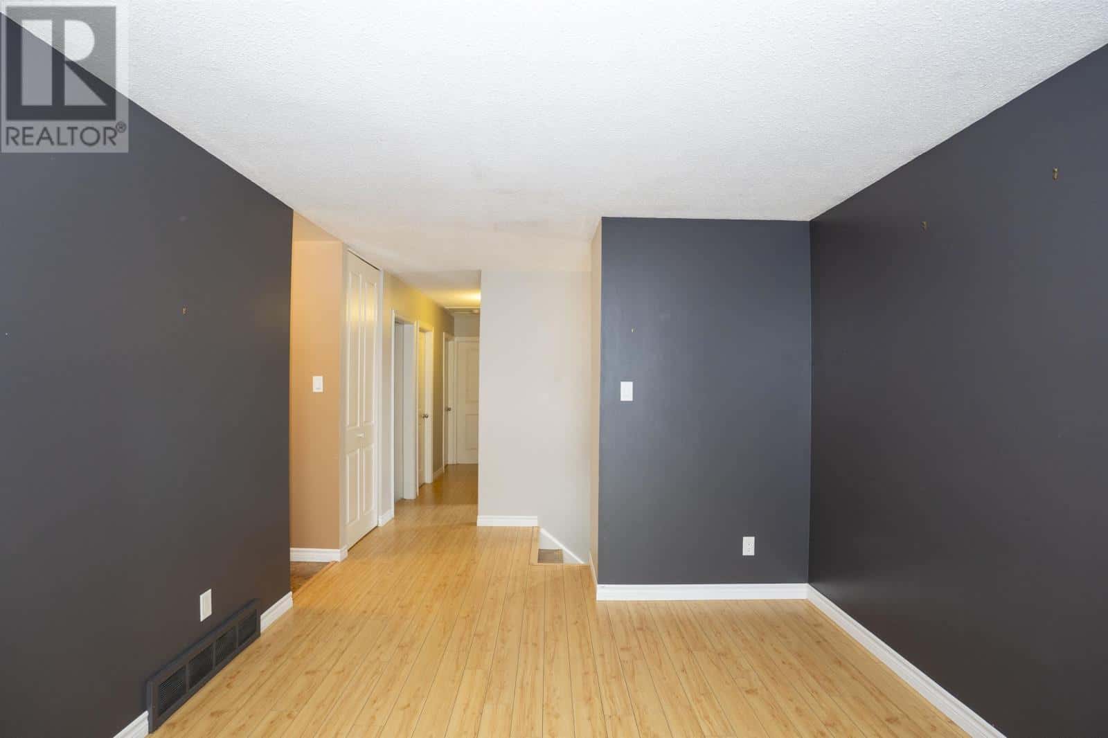 487 Simon Fraser DR — Thunder Bay, Ontario - Photo 3 of 27