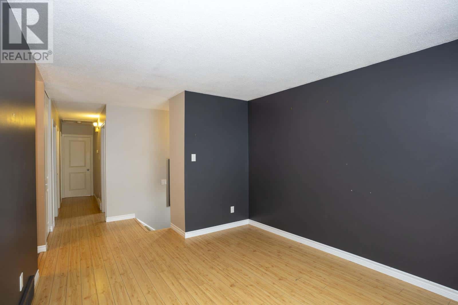 487 Simon Fraser DR — Thunder Bay, Ontario - Photo 2 of 27