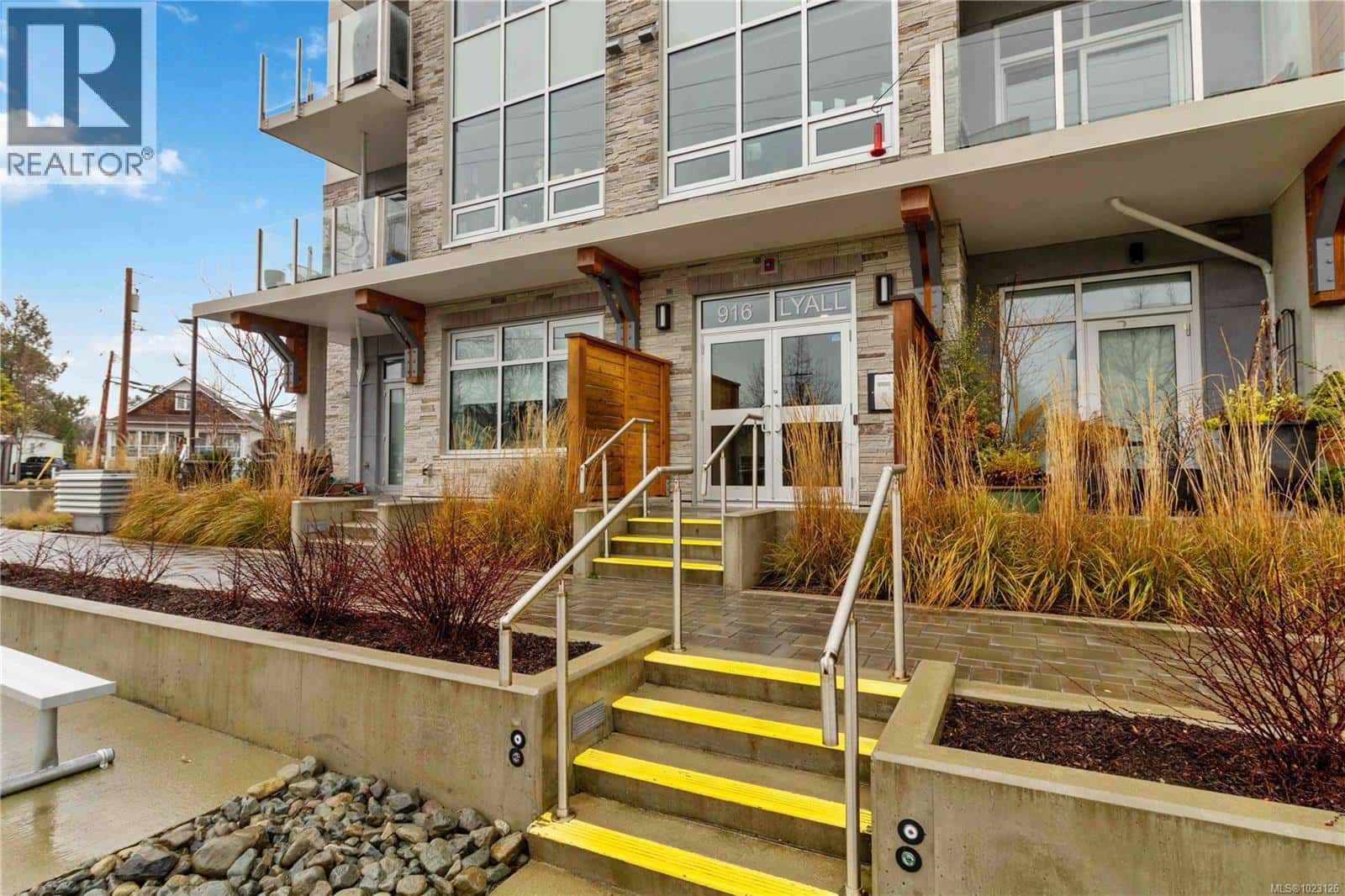 204 916 Lyall St — Esquimalt, British Columbia - Photo 2 of 29