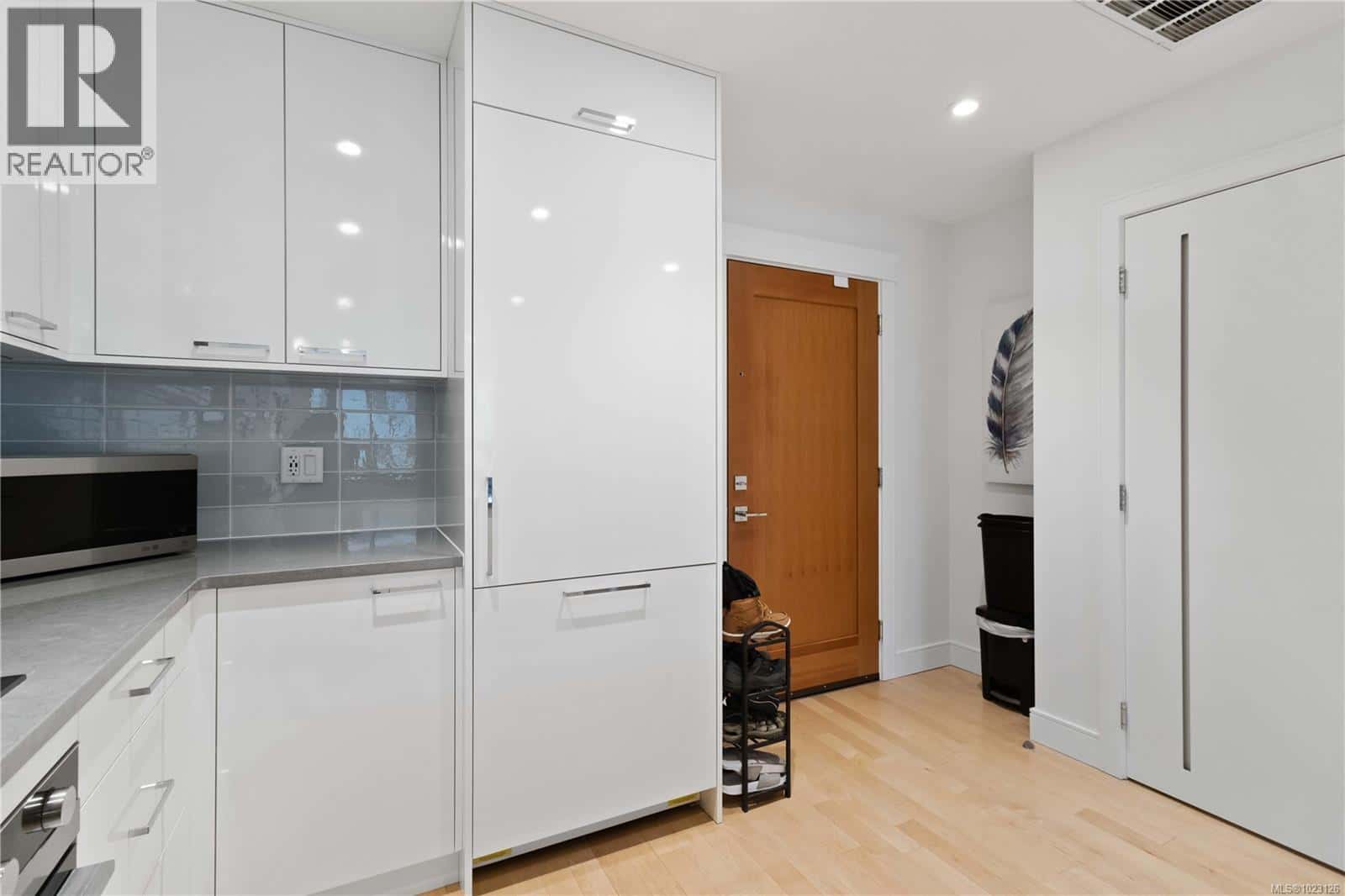 204 916 Lyall St — Esquimalt, British Columbia - Photo 3 of 29