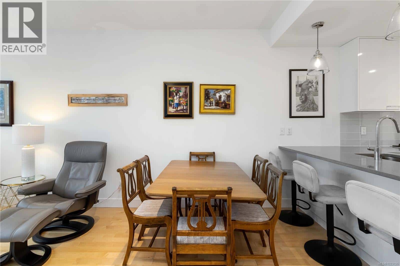 204 916 Lyall St — Esquimalt, British Columbia - Photo 4 of 29