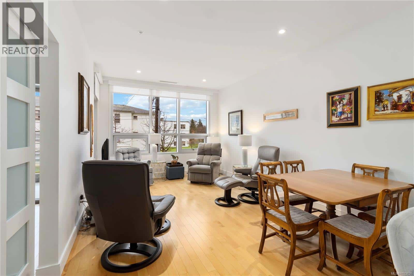 204 916 Lyall St — Esquimalt, British Columbia - Photo 5 of 29