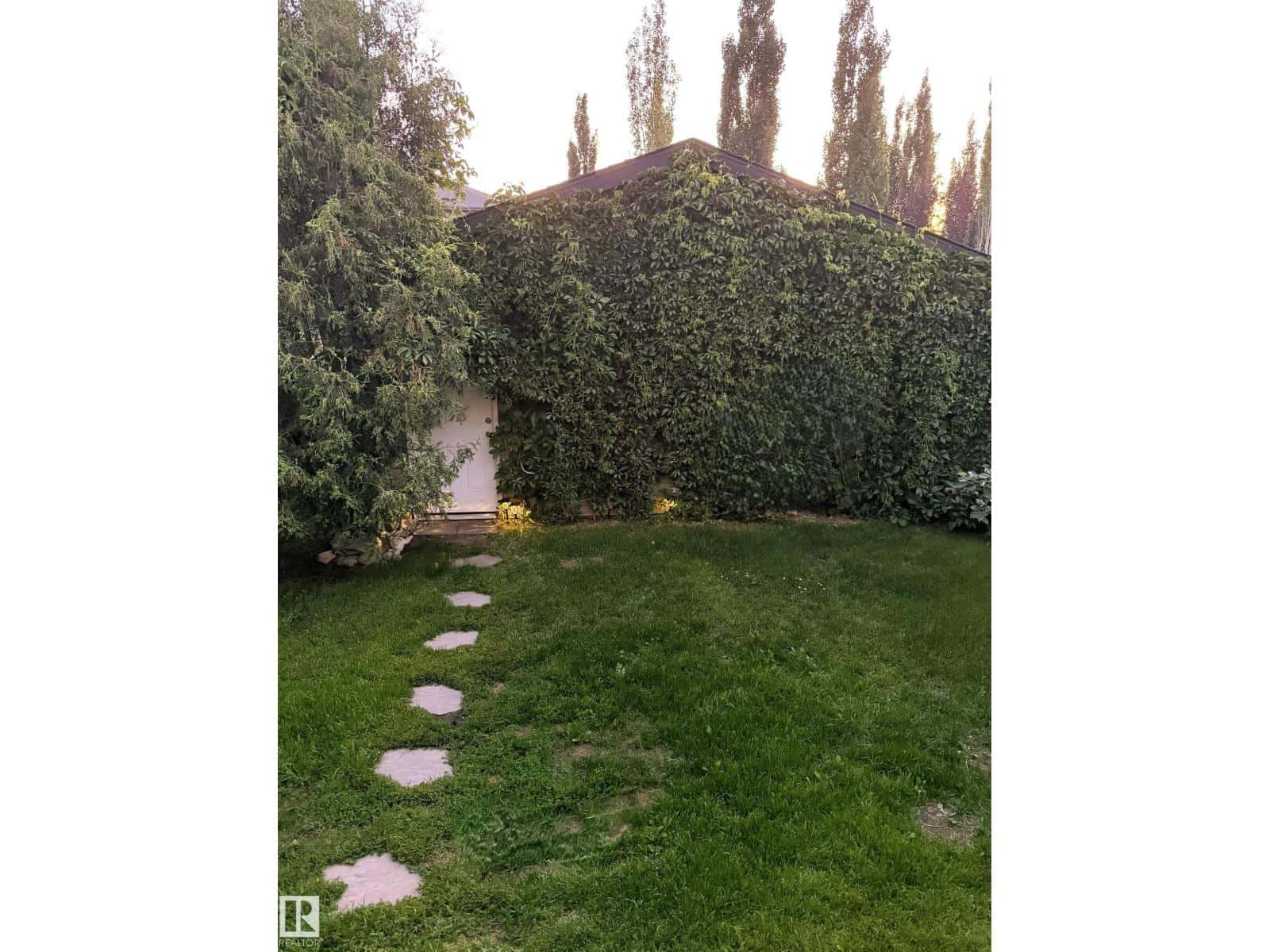 5836 204 ST NW — Edmonton, Alberta - Photo 2 of 41