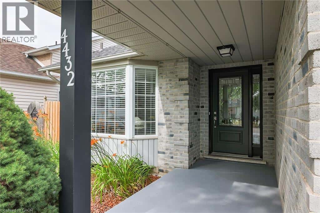 4432 DENNIS Avenue — Beamsville, Ontario - Photo 3 of 34