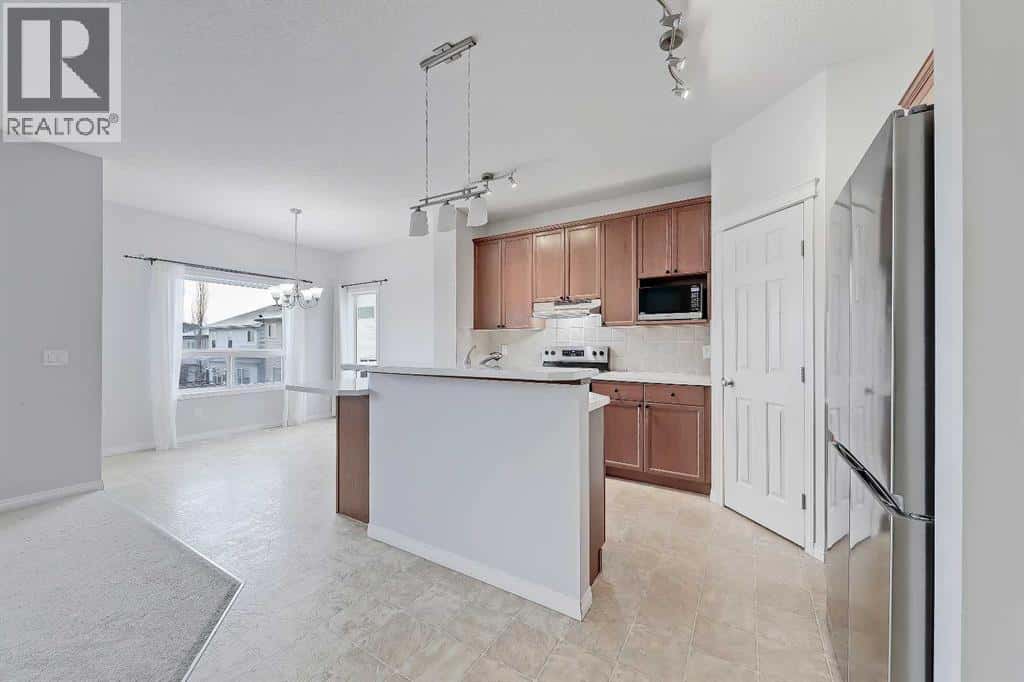 102 Kincora Glen Mews NW — Calgary, Alberta - Photo 3 of 35