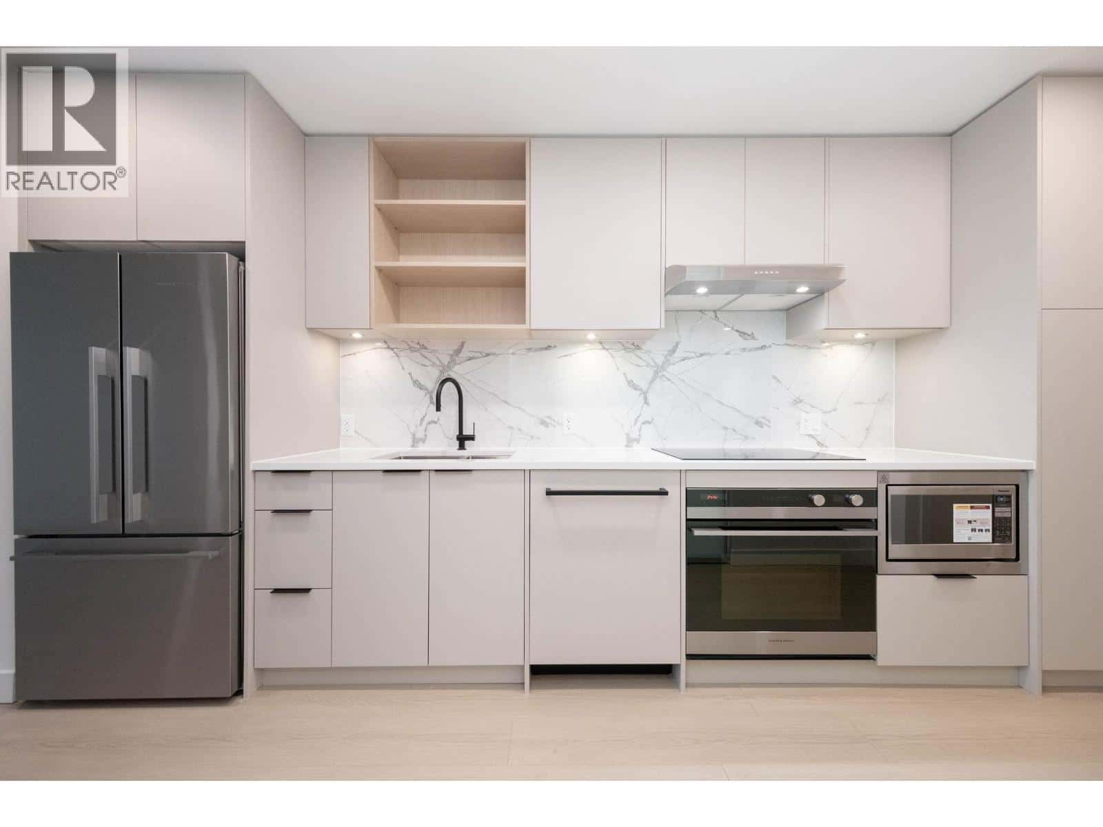 310 422 E 3RD STREET — North Vancouver, British Columbia - Photo 5 of 36