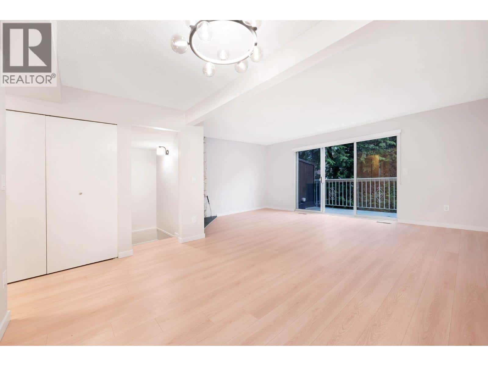 2 5330 BROADWAY — Burnaby, British Columbia - Photo 4 of 26