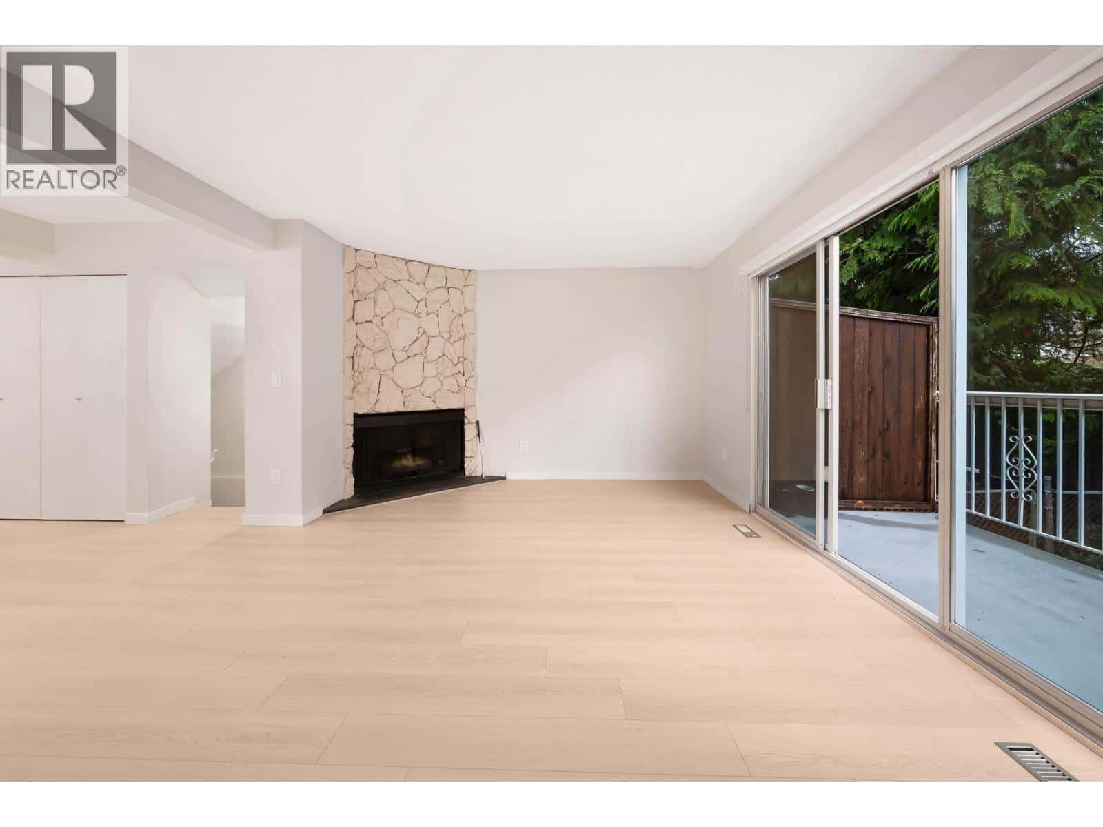 2 5330 BROADWAY — Burnaby, British Columbia - Photo 5 of 26