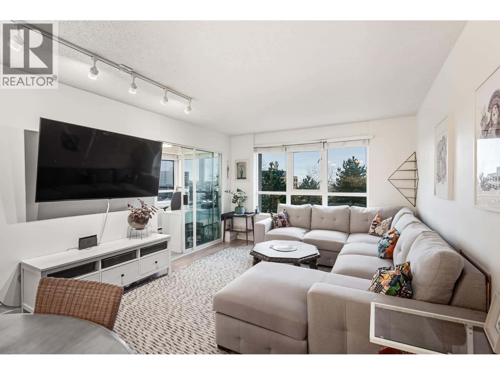 503 1833 FRANCES STREET — Vancouver, British Columbia - Photo 2 of 30