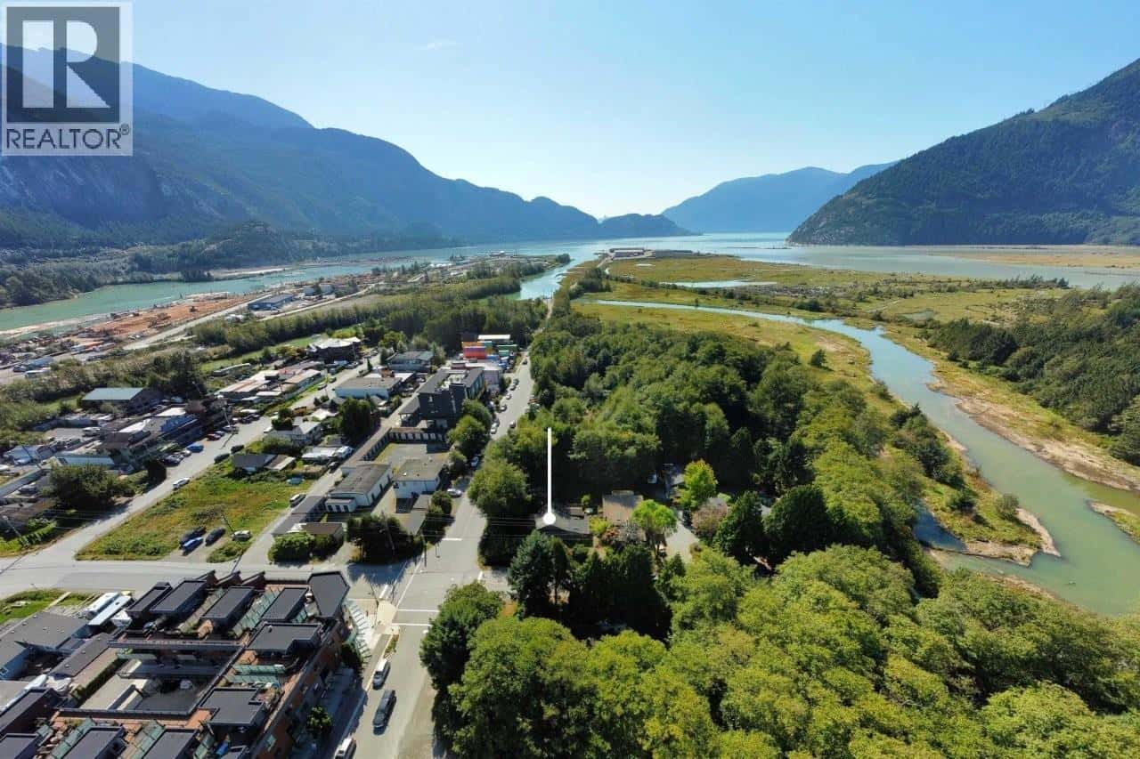 37791 3RD AVENUE — Squamish, British Columbia - Photo 2 of 11