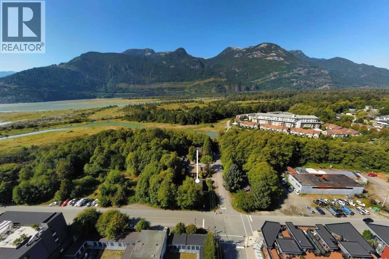 37791 3RD AVENUE — Squamish, British Columbia - Photo 3 of 11