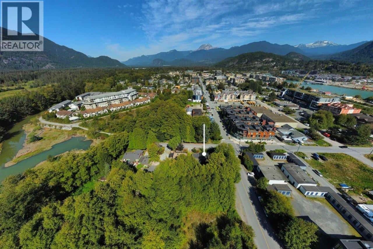 37791 3RD AVENUE — Squamish, British Columbia - Photo 4 of 11