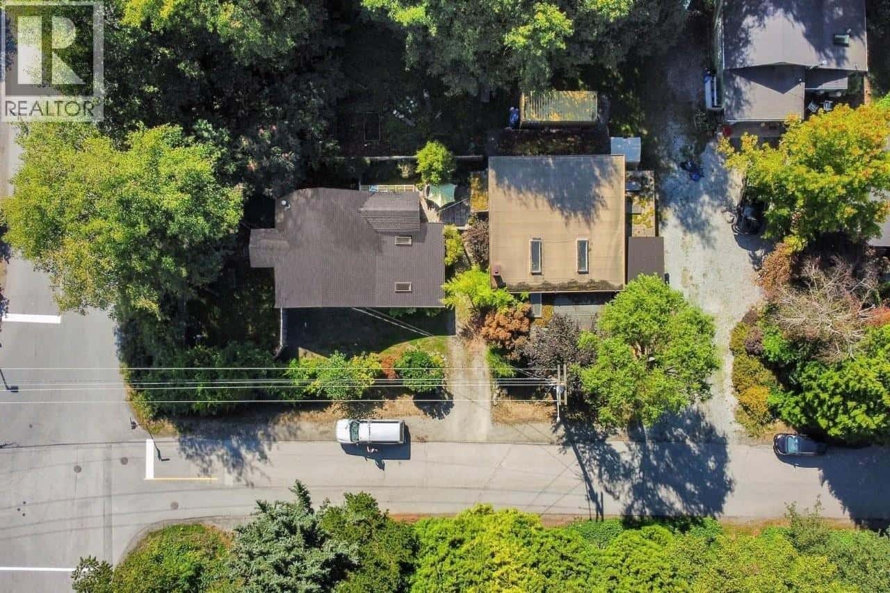 37791 3RD AVENUE — Squamish, British Columbia - Photo 5 of 11