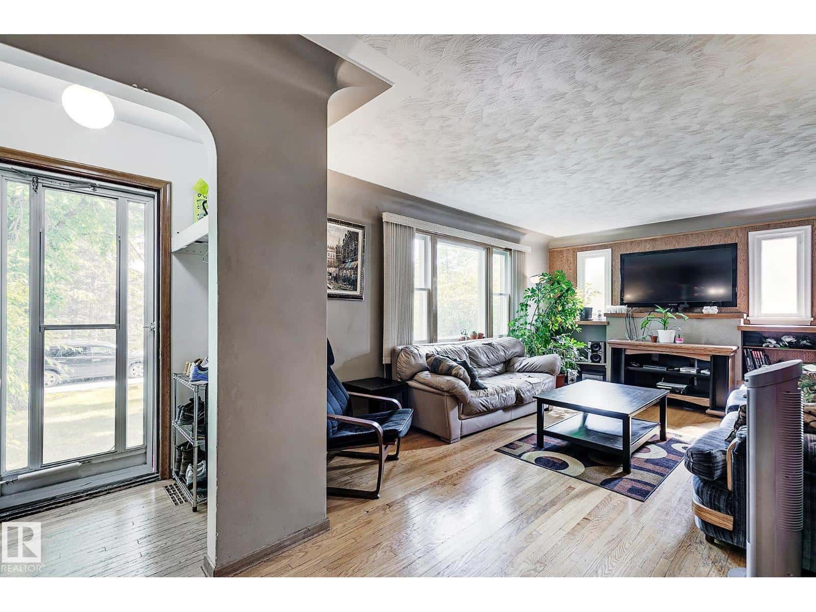 11559 80 AV NW — Edmonton, Alberta - Photo 4 of 38