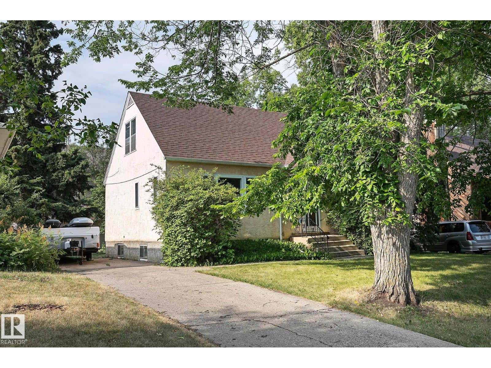 11559 80 AV NW — Edmonton, Alberta - Photo 2 of 38