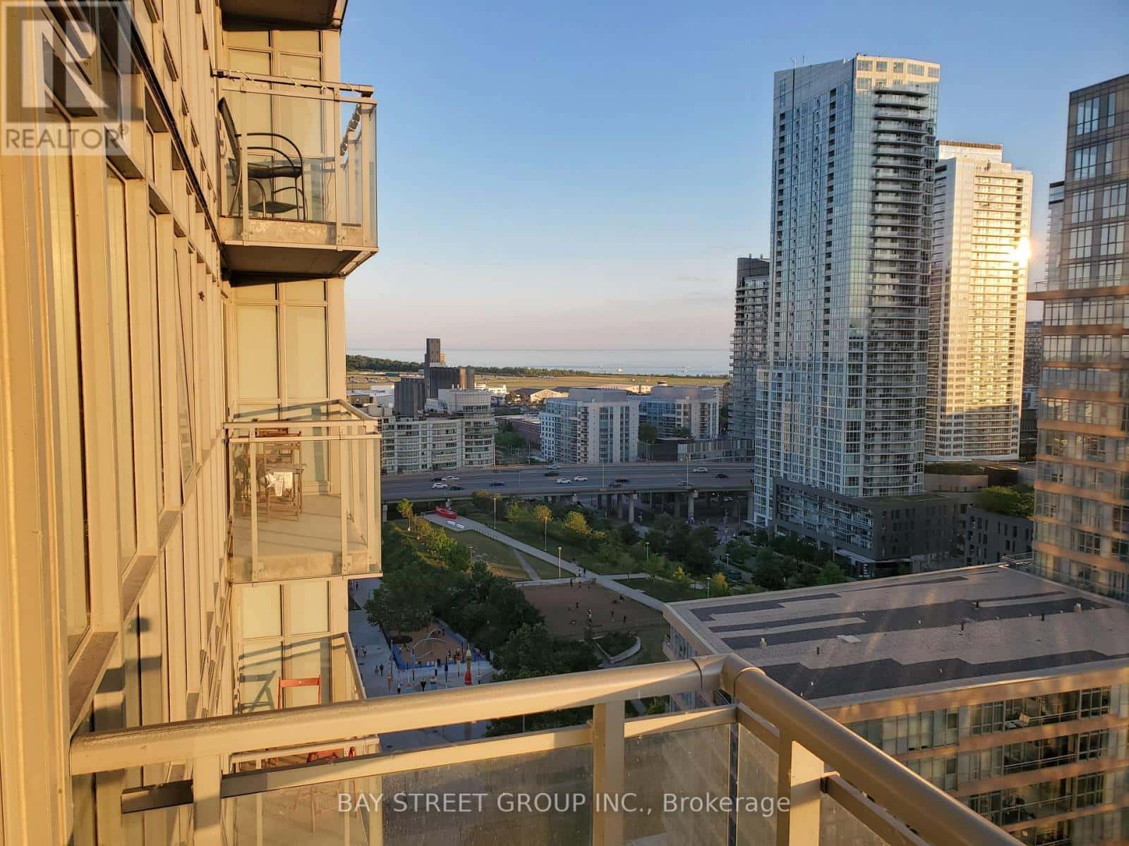 2011 - 15 ICEBOAT TERRACE — Toronto (Waterfront Communities), Ontario - Photo 2 of 8