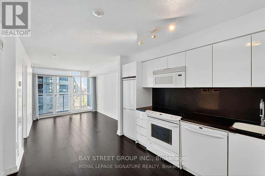 2011 - 15 ICEBOAT TERRACE — Toronto (Waterfront Communities), Ontario - Photo 3 of 8