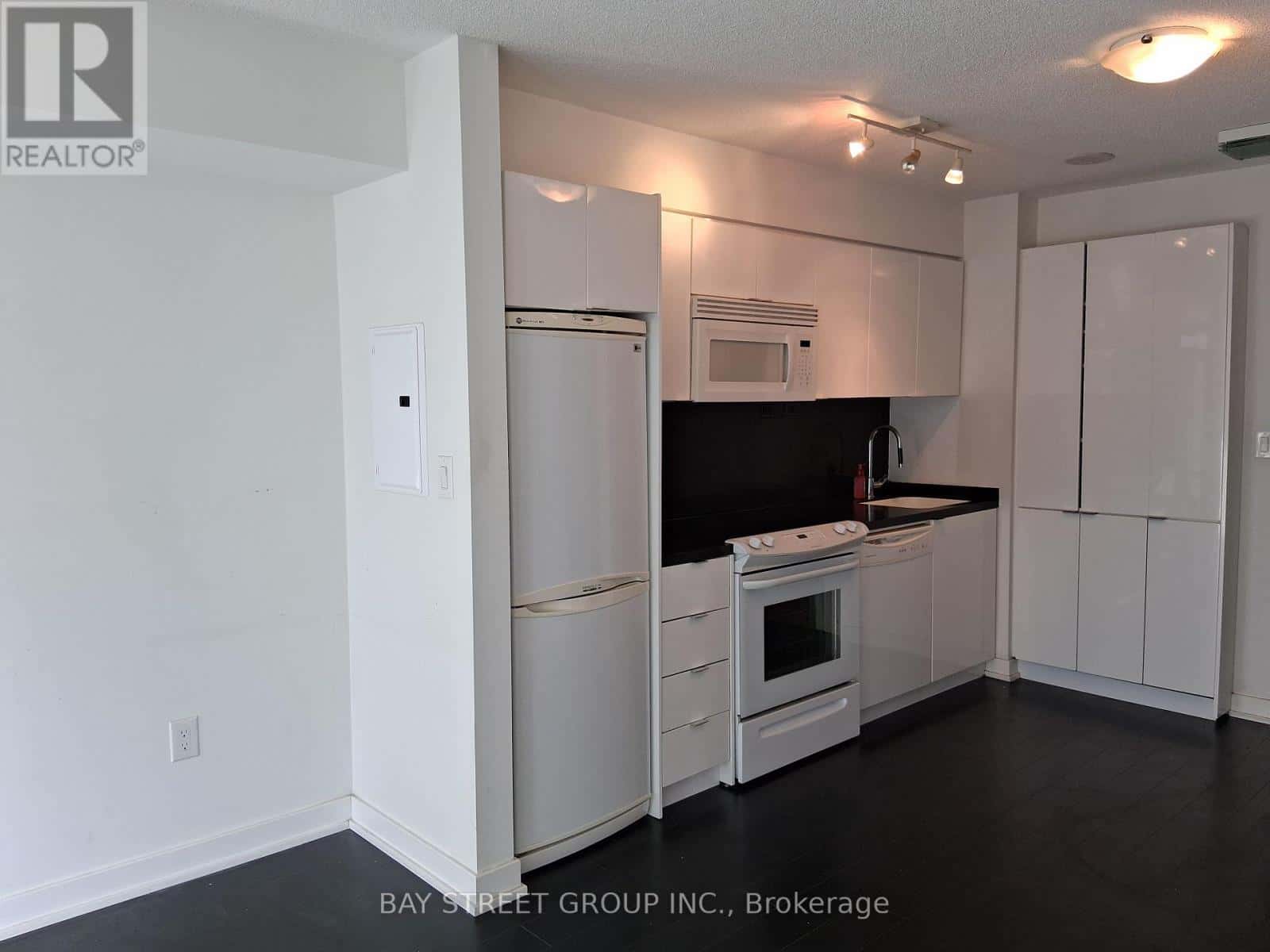 2011 - 15 ICEBOAT TERRACE — Toronto (Waterfront Communities), Ontario - Photo 4 of 8