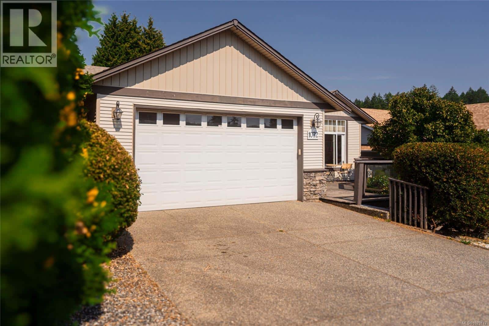 1072 Silver Mountain Dr — Nanaimo, British Columbia - Photo 2 of 48