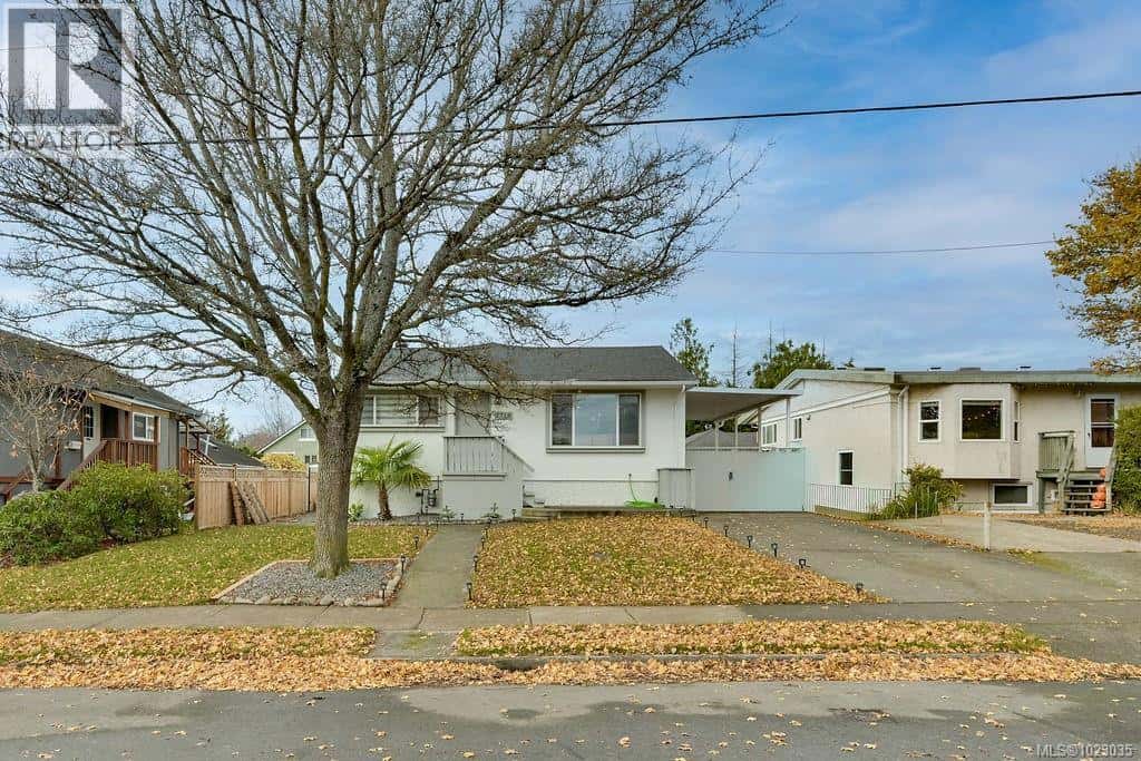 2710 Victor St — Victoria, British Columbia - Photo 2 of 59