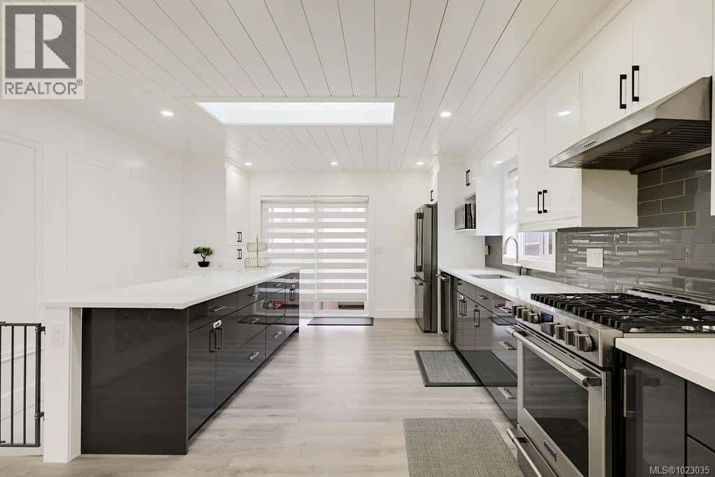 2710 Victor St — Victoria, British Columbia - Photo 3 of 59