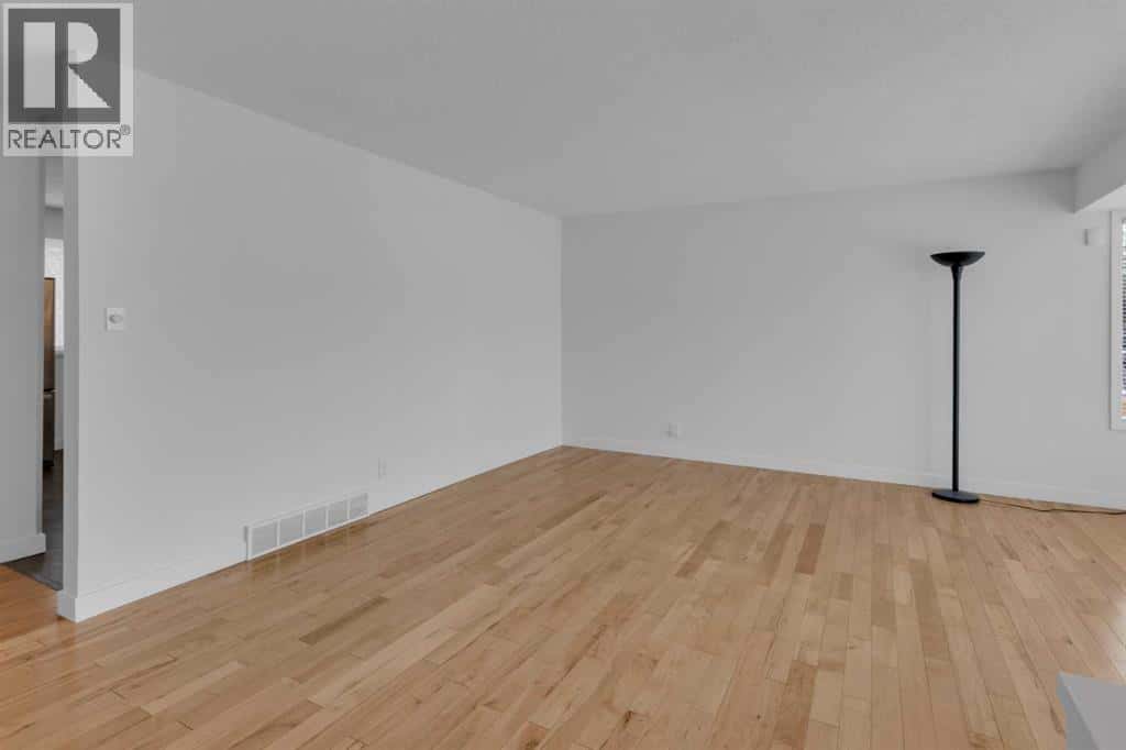 6312 Thorncliffe Drive NW — Calgary, Alberta - Photo 5 of 33