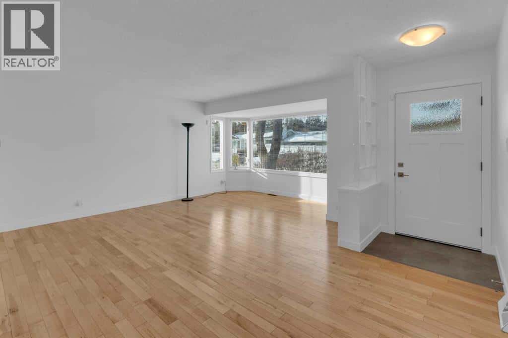 6312 Thorncliffe Drive NW — Calgary, Alberta - Photo 2 of 33