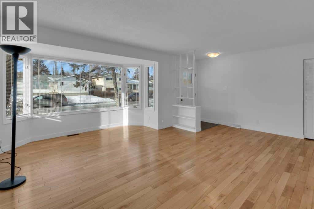 6312 Thorncliffe Drive NW — Calgary, Alberta - Photo 3 of 33