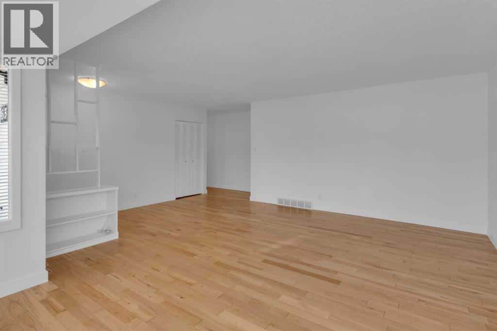 6312 Thorncliffe Drive NW — Calgary, Alberta - Photo 4 of 33