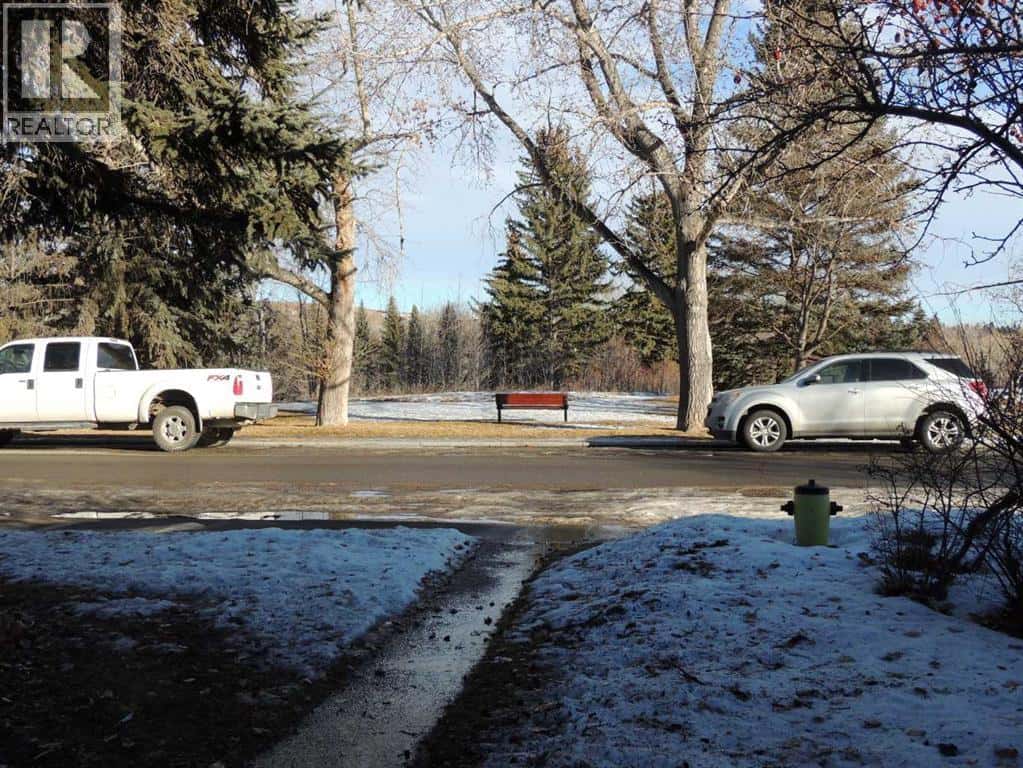 2713 Canmore Road NW — Calgary, Alberta - Photo 5 of 50