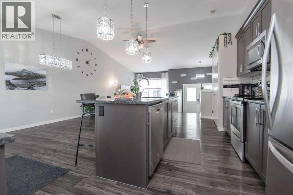 344 Spruce Street — Springbrook, Alberta - Photo 5 of 39