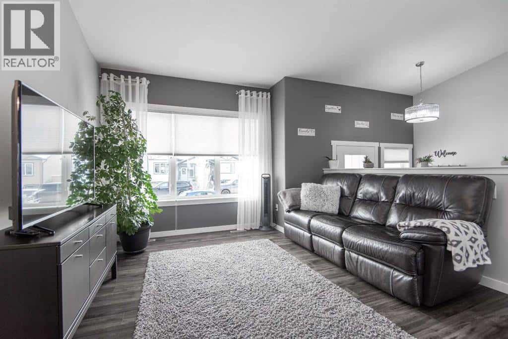 344 Spruce Street — Springbrook, Alberta - Photo 2 of 39