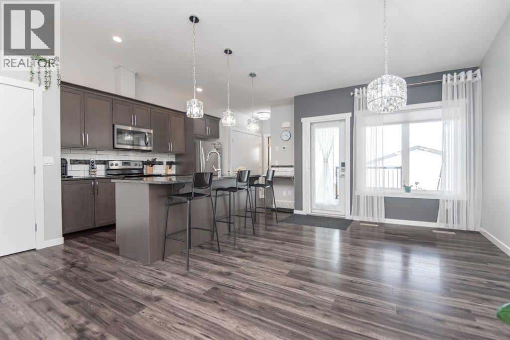 344 Spruce Street — Springbrook, Alberta - Photo 4 of 39