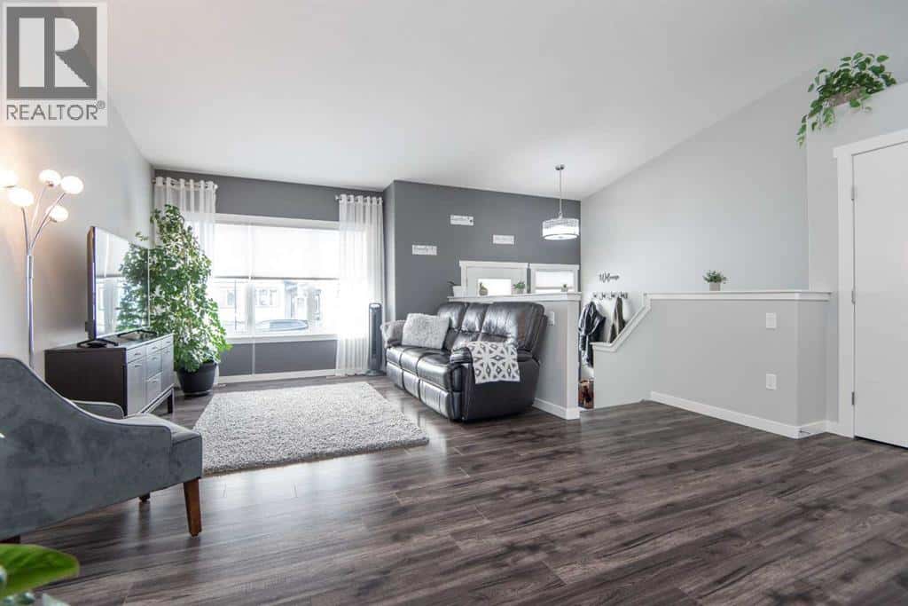 344 Spruce Street — Springbrook, Alberta - Photo 3 of 39