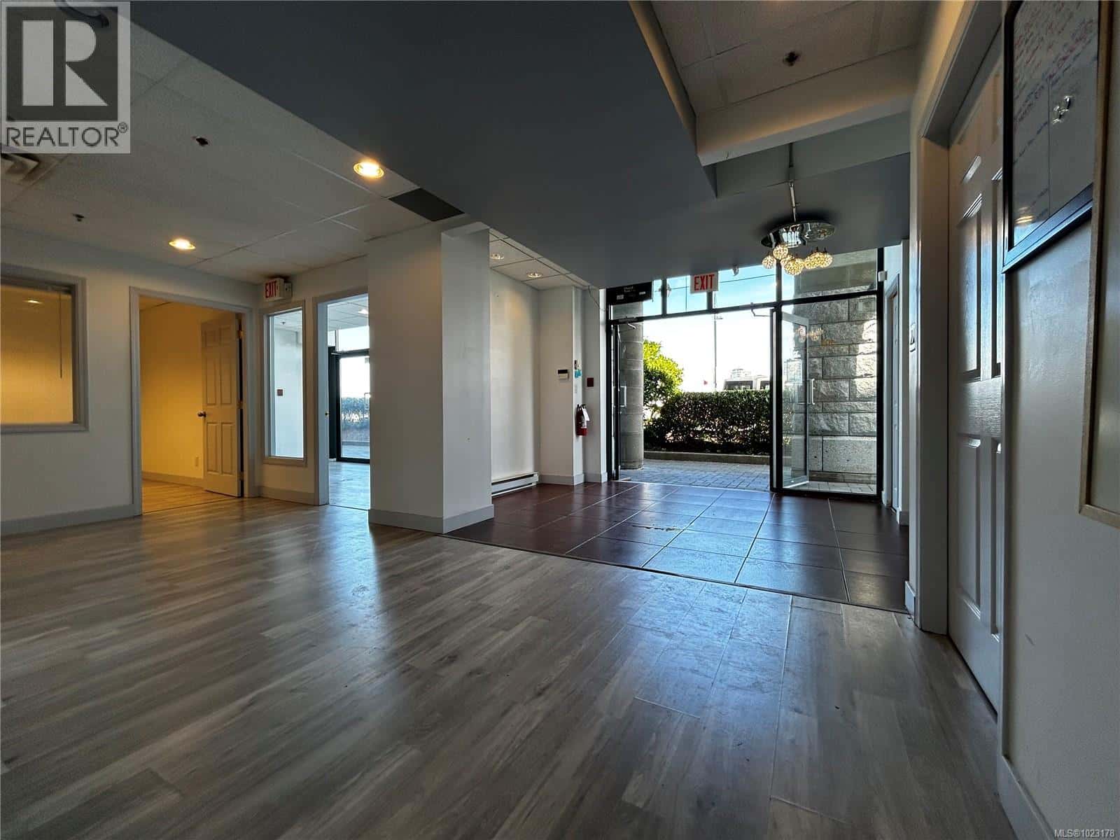 102 19 Dallas Rd — Victoria, British Columbia - Photo 5 of 22