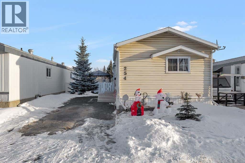 254 Erin Woods Circle SE — Calgary, Alberta - Photo 3 of 41