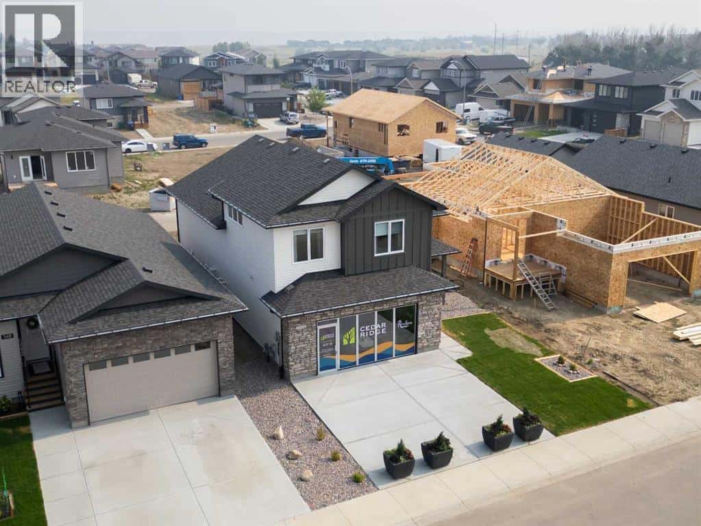 552 Riverhills Way W — Lethbridge, Alberta - Photo 2 of 35