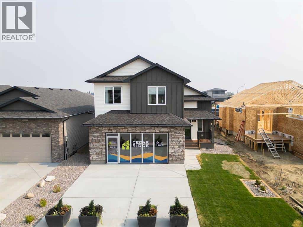 552 Riverhills Way W — Lethbridge, Alberta - Photo 3 of 35