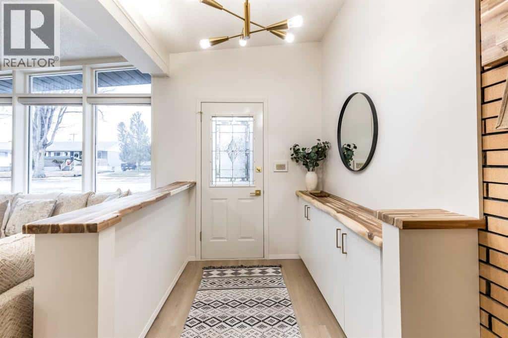 150 11 Street NE — Medicine Hat, Alberta - Photo 2 of 47