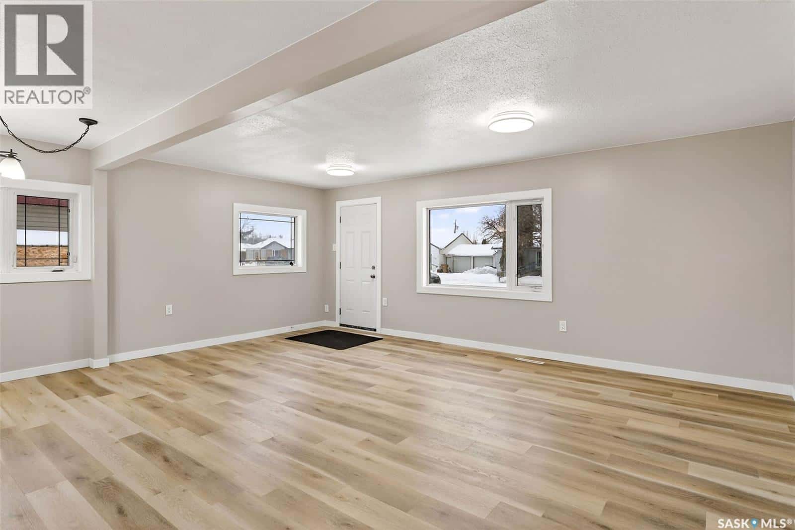 313 3rd AVENUE E — Shellbrook, Saskatchewan - Photo 2 of 32