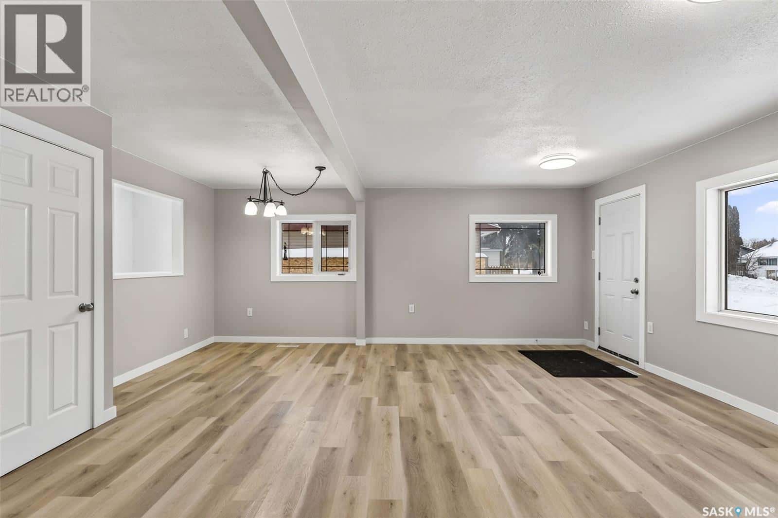 313 3rd AVENUE E — Shellbrook, Saskatchewan - Photo 3 of 32