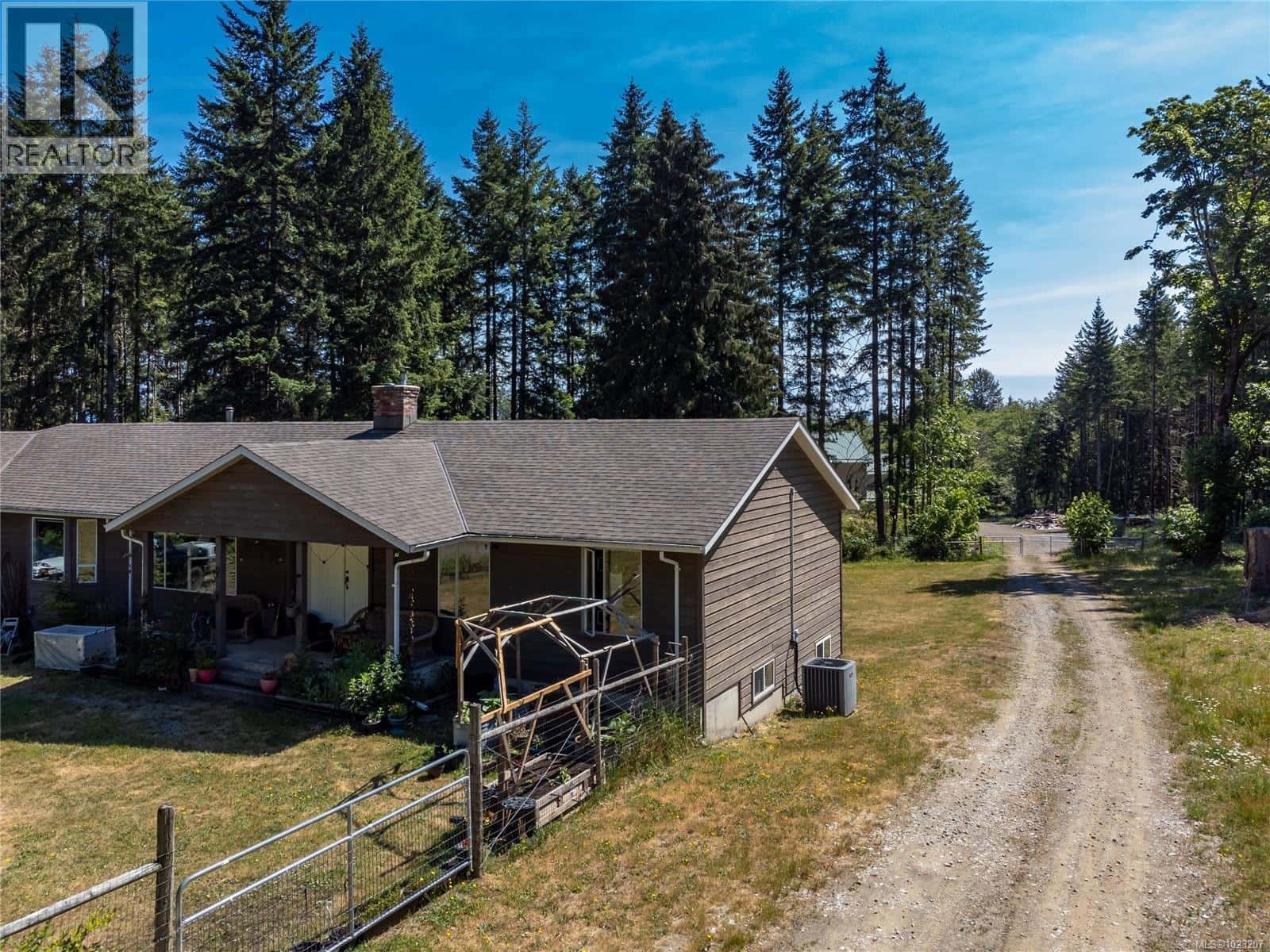 8598 Island Hwy N — Black Creek, British Columbia - Photo 5 of 84