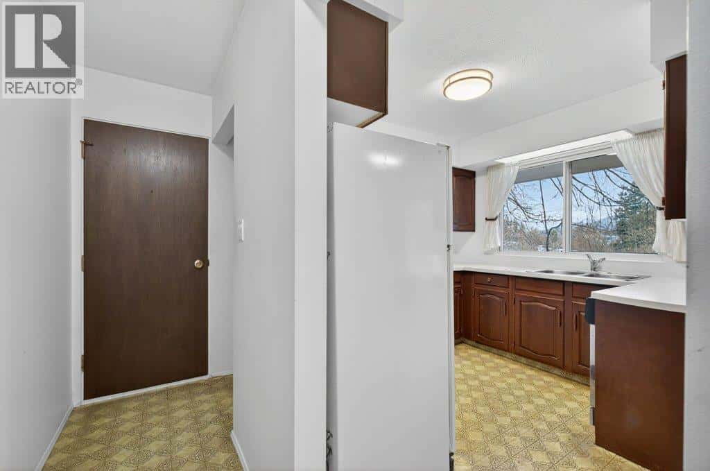 2850 30 Avenue NE — Salmon Arm, British Columbia - Photo 2 of 66