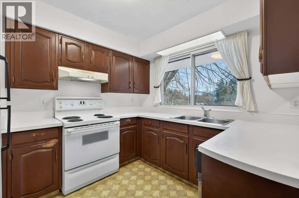 2850 30 Avenue NE — Salmon Arm, British Columbia - Photo 3 of 66