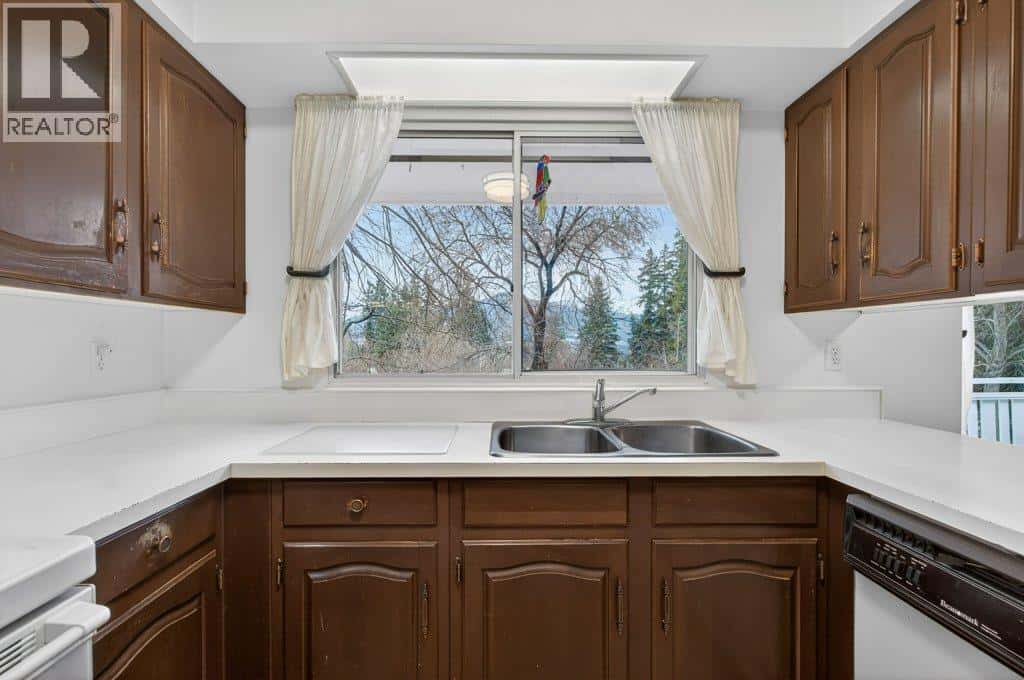 2850 30 Avenue NE — Salmon Arm, British Columbia - Photo 4 of 66