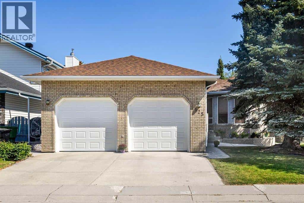 125 Edgebrook Road NW — Calgary, Alberta - Photo 2 of 50