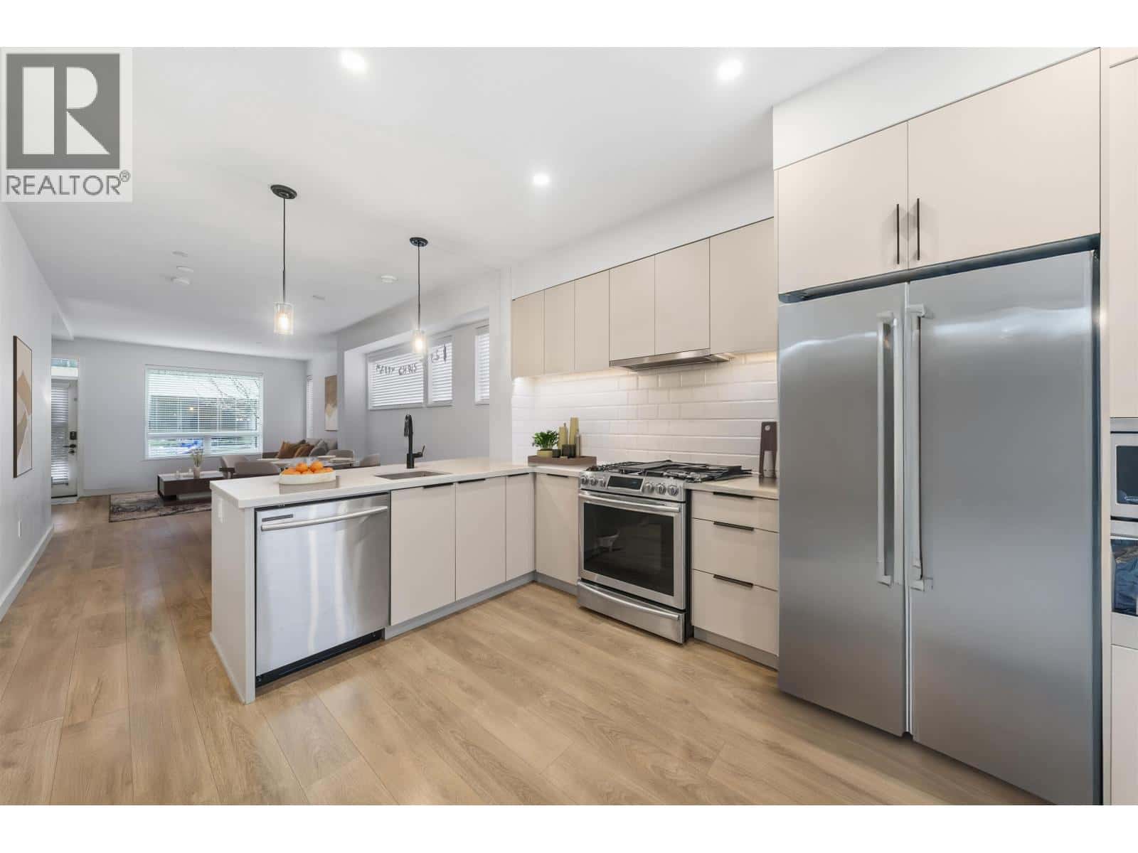 601 3021 ST GEORGE STREET — Port Moody, British Columbia - Photo 3 of 4