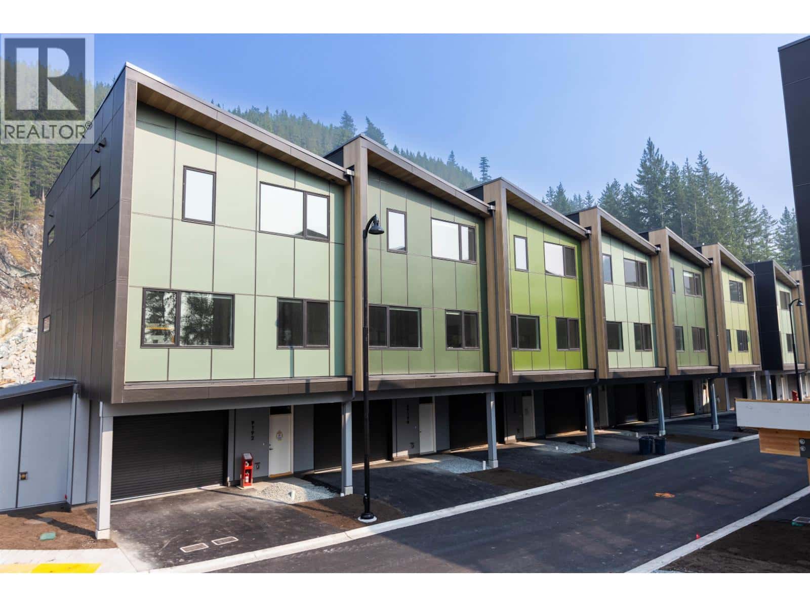 39178 STELLAR DRIVE — Squamish, British Columbia - Photo 2 of 18